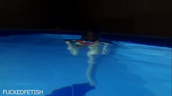 Helen Bintang, Pakaian Renang Seksi, Berkendara Malam Dengan Topeng Di Tepi Kolam