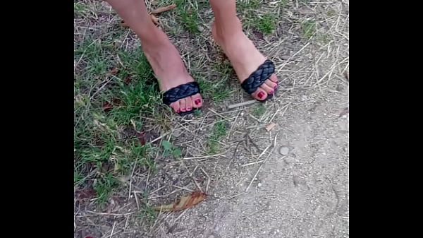 Ibu-ibu Arab Jalang Dengan Jari Kaki Dan Tumit Seksi Yang Menggoda