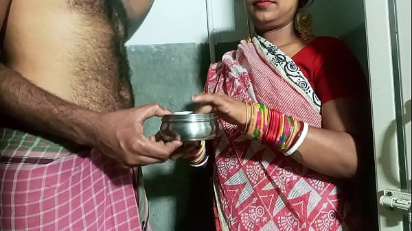 ससुर ने बहू की पीठ पर तेल लगवाया, फिर गेट के पास ही जमकर चोदा!