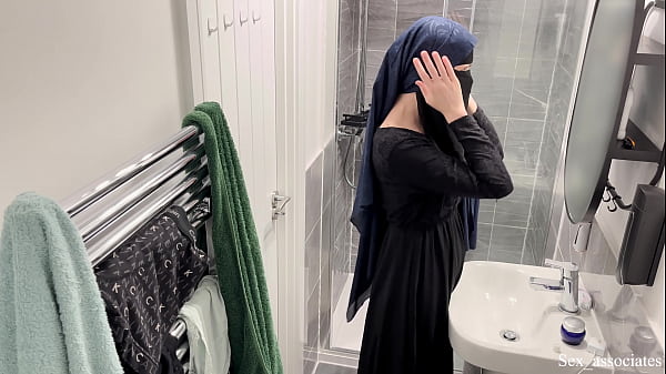 Astaga, Baru Tahu Cewek Arab Bisa Sebegitunya. Gue Ngeliat Cewek Muslim Berhijab Lagi Asyik Di Kamar Mandi.