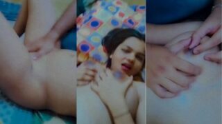 Gadis Desi Memencet Payudara Dan Jari-jari Menggoda Vaginanya