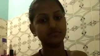 Gadis Desi Seksi Berpose Telanjang Di Kamar Mandi