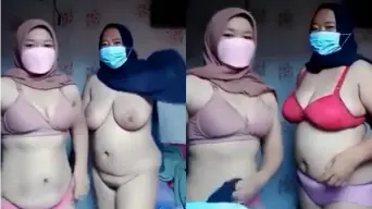 Tante Berjilbab Dada Montok Telanjang Dua-duanya