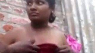 Tarian Baju Dalam Wanita Lokal Yang Menggoda