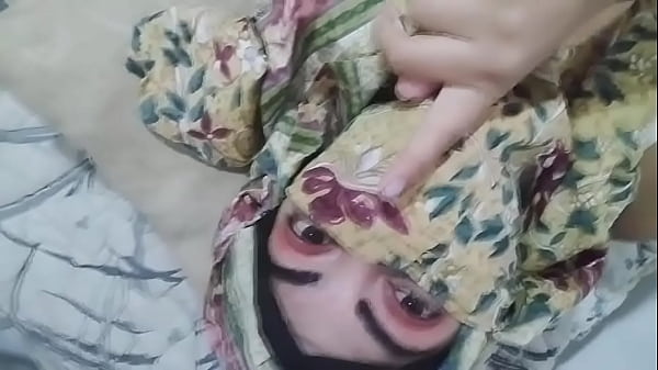 Istri Arab Berhijab Menggairahkan Mengocok Memek Sampai Muncrat Basah Orgasme Saat Suami Sholat Di Ruang Lain