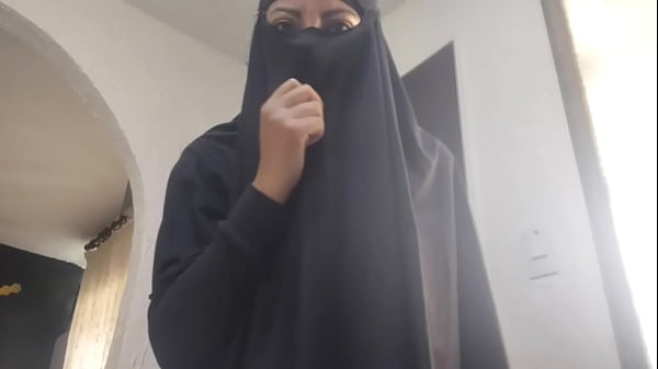 Milf Arab Mengocok Memek Sampai Muncrat Dan Orgasme Keras Di Webcam, Pakai Hijab Dan Niqab