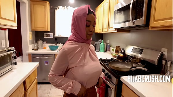 Goyangan Hijab Lily Starfire Bikin Mampus, Curvy Ebony Nungging Sempurna