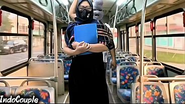 Istri Muslim Pulang Kuliah Sendirian Di Bis, Langsung Digaruk Orang Asing Di Balik Hijabnya