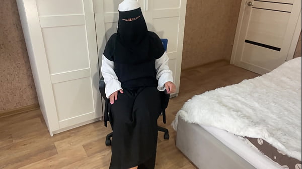 Tarian Arab Sambil Mainin Memek Sempit Sampai Crot.