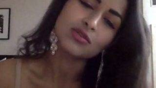 Tonton Video Hot Maya Rati, Si Cewek Desi Nri Goyang-goyang Bugil Bikin Makin Ngaceng.