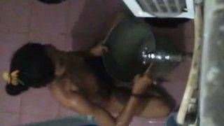 Video Pembantu India Mandi, Bikin Ngintip Gregetan