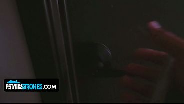 Montoknya Mbok Tiri Layla London, Adik Tiri Sampai Ngegocok Memek Sempitnya