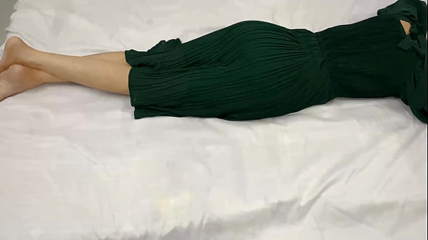 Saat Malam, Adik Tiri 18 Tahunku Sendirian Di Kamar, Aku Pun Masuk Dan Memuaskan Nafsu Di Selangkangannya.