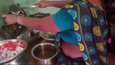 Ibu Rumah Tangga India Main Masak-masak Sambil Main Ranjang Dengan Selingkuhan.