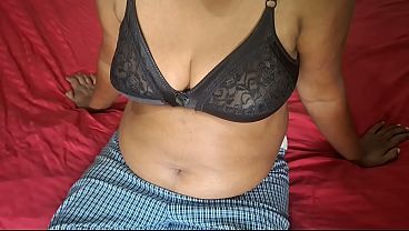 Pembantu Bersihin Kamar, Kakak Lagi Horny, Ranjangnya Panas Banget.