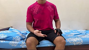 Ibu Tiri Bantuin Anak Tiri Yang Cedera Mandi, Malah Godain Dia. Akhirnya Berujung Ngehisap Kontolnya, Sebelum Digenjot Keras.