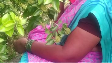 Bhabhi India Digaruki Di Kampung, Crot Di Luar Rumah