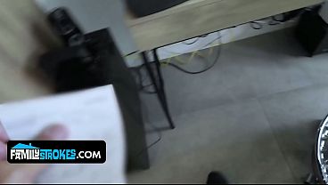 Gadis Latin Kecil Ini Pakai Tubuh Mulusnya Buat Ngerayu Bokap Tiri, Bikin Dia Nggak Bisa Nolak.