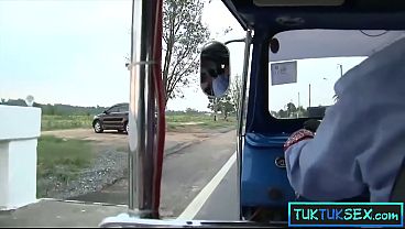 Ibu-ibu Thailand Di Jalan Dipilih Langsung, Dibawa Naik Mobil Buat Main-main.