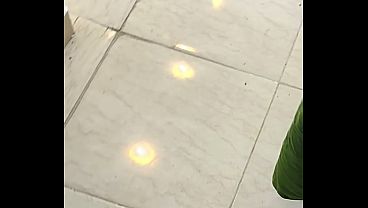 سباك وصاحبه ناكني في بيتي، صرختي عالية وجسمي مذبوح
