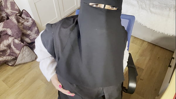 Wanita Turki Bermata Indah Pakai Hijab, Tangannya Mainin Pantyhose Sambil Ngocok Nikmat.
