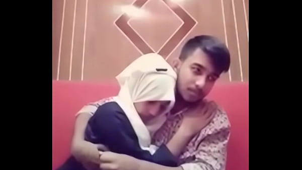 Desi Cewek Cowok Ngecup Panas Di Hotel, Bibir Nempel Basah Makin Liar