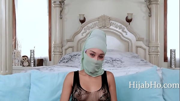Ibu Tiri Berhijab Bikin Tenang, Cali Lee Bikin Mendingin