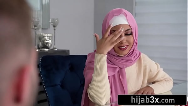 Gadis Mungil Berhijab Tetap Cantik, Ngewe Sambil Jilbabnya Nempel.