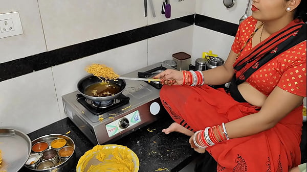 Komal Lagi Bikin Gorengan Pas Diwali, Adik Ipar Langsung Siapin Badan Buat ‘ambil’ Kakak Ipar.