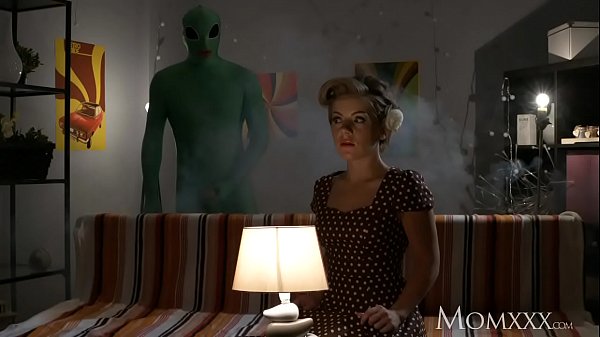 Ibu Rumah Tangga Kesepian, Malam Halloween Dapat Penyelidikan Dalam Dari Alien.
