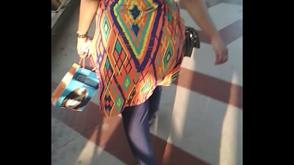 Aunty India Montok Goyangin Pantat Gede Sambil Jalan
