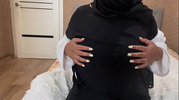 Arab Milf Jasmine Pamer Memek Tanpa Celana Dalam