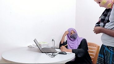 Hijabi Bankir Sialan Digebuk Habis Sama Petani Kampung, Desi Chudai Ngehe