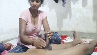 Bhabhi Minyak-in Badan Adik Ipar, Langsung Ngewe Di Video Panas Desi.