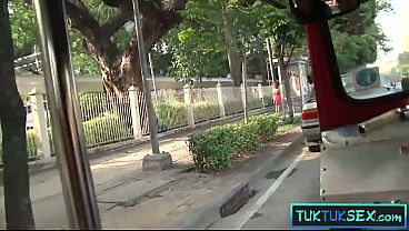 Ibu-ibu Thailand Naik Tuk-tuk, Langsung Nungging Di Kontol Gede.