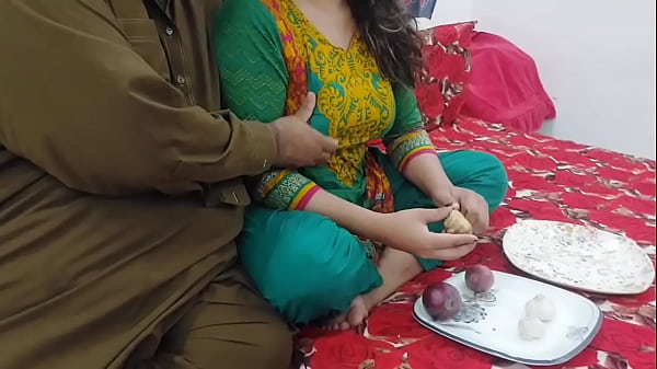 Bantu Ibu Tiri Potong Sayur, Lalu Ngentot Pantat Besarnya, Dia Selingkuh Dari Bapak Tiri, Suara Hindi Jelas