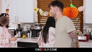 Ibu Tiri Marica Yang Seksi Langsung Diajarin Tradisi Bebas Pakai Sama Keluarga.