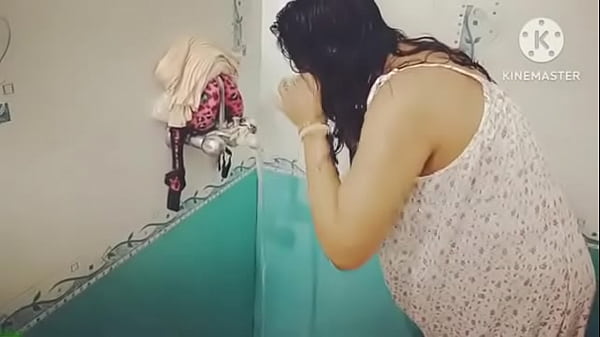 Desi Lagi Mandi Basah-basahin Tubuh, Siap-siap Digarukin Habis-habisan.