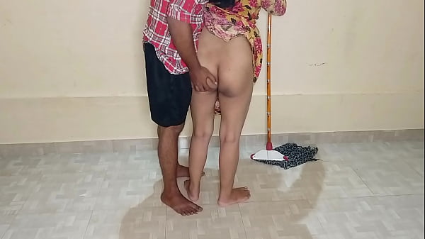 Kamar Lagi Dipel, Tante Pembantu Disuruh Nyedot Kontol, Abis Itu Digenjot! Suara Hindi Jelas, Bikin Makin Panas.