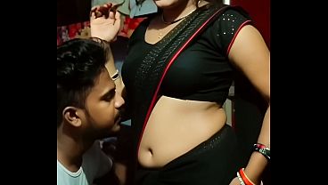 Desi Bhabhi Saree Navel Basah Kena Jilat, Bikin Makin Mesum