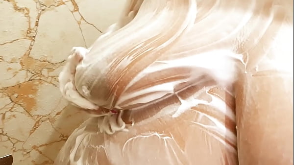 Desi Bhabhi Mandi Basah, Keluar Dari Kamar Mandi Cuma Pakai Handuk Tipis, Bikin Ngiler.