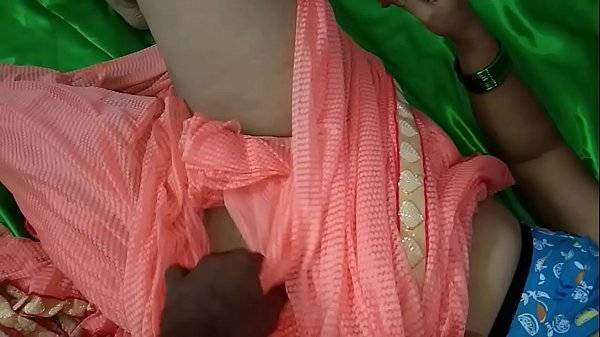 देसी सविता की चुदाई करते हुए, गर्म रस से सनी