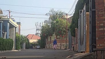 Monyet! Emak Arab Colmek Becek Di Pinggir Jalan Dekat Rumah, Bikin Malu