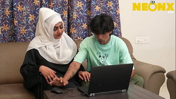 Hijab Cewek Ketahuan Bokongnya Digerayangi Sendiri Sama Kakak Tiri